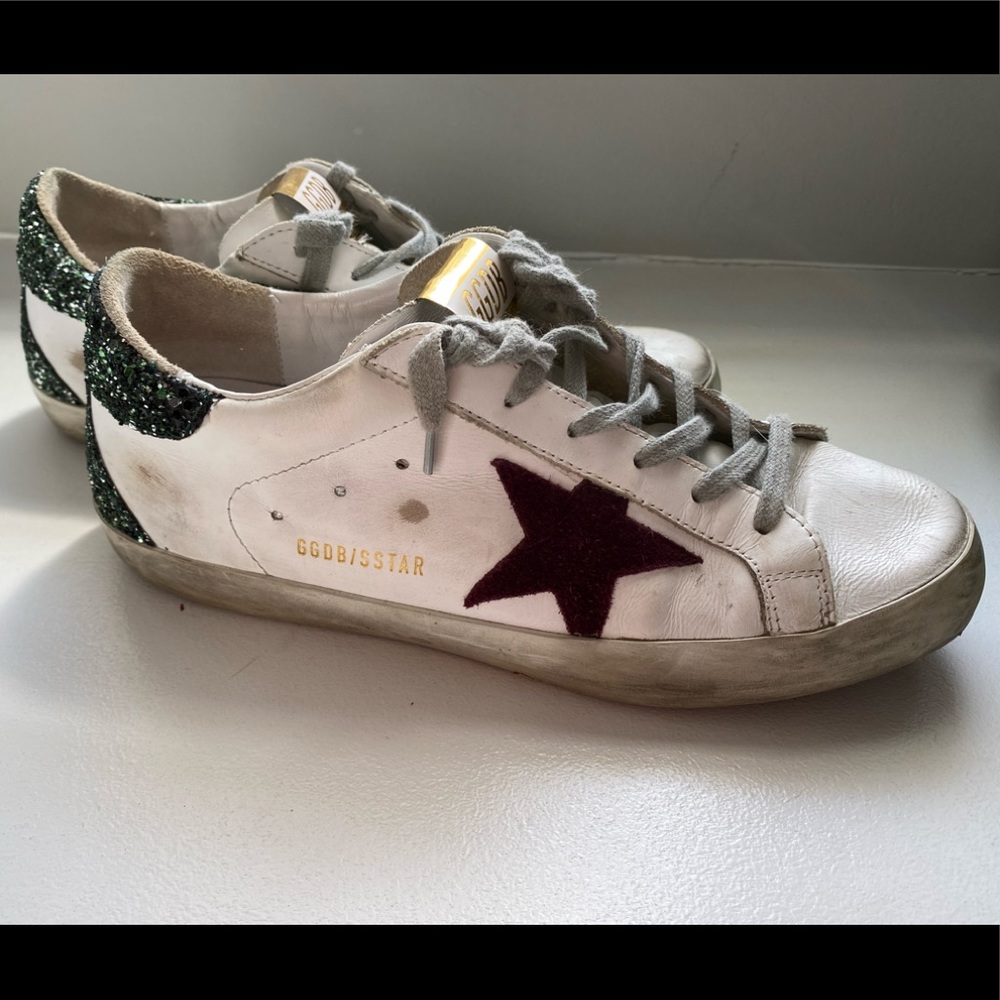 Golden Goose Deluxe
White & Burgundy Superstar
